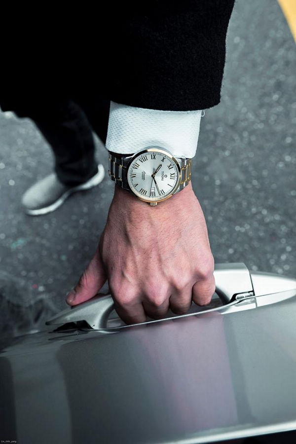 關於TITONI手錶的藍寶石水晶錶鏡